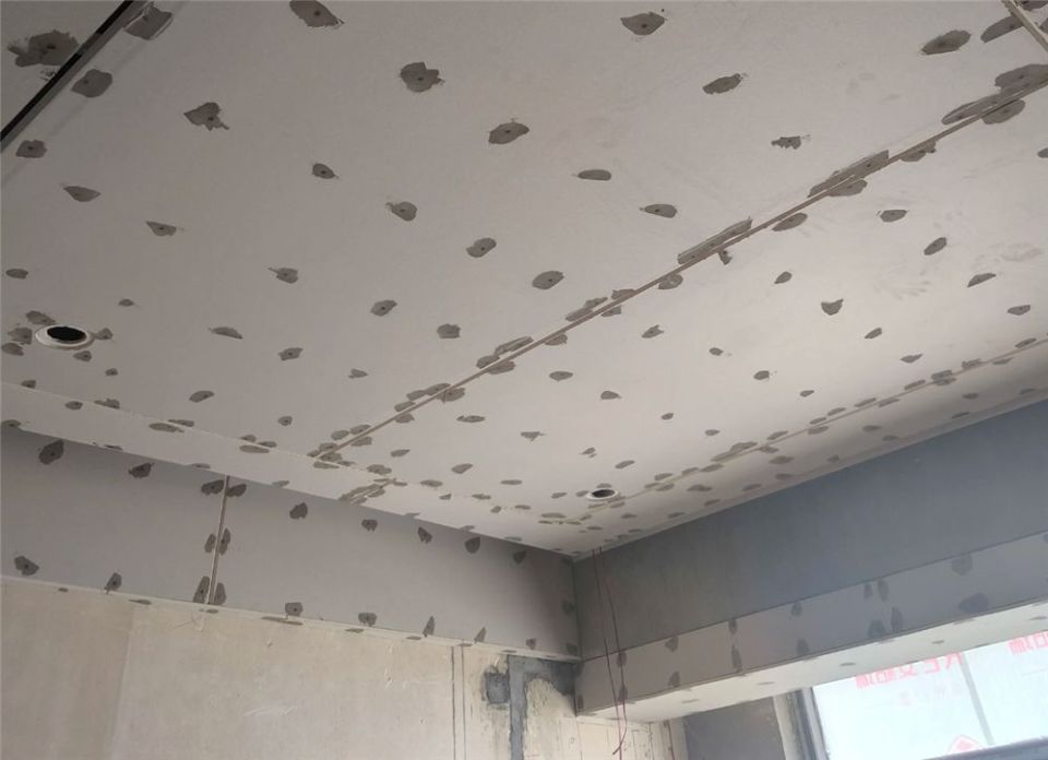 四,防锈漆挂网,记住千万不能同意油工师傅全屋挂网的建议,只需要在新