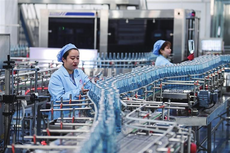 太原华冶设备有限公司员工加紧完成出口订单.该公司产