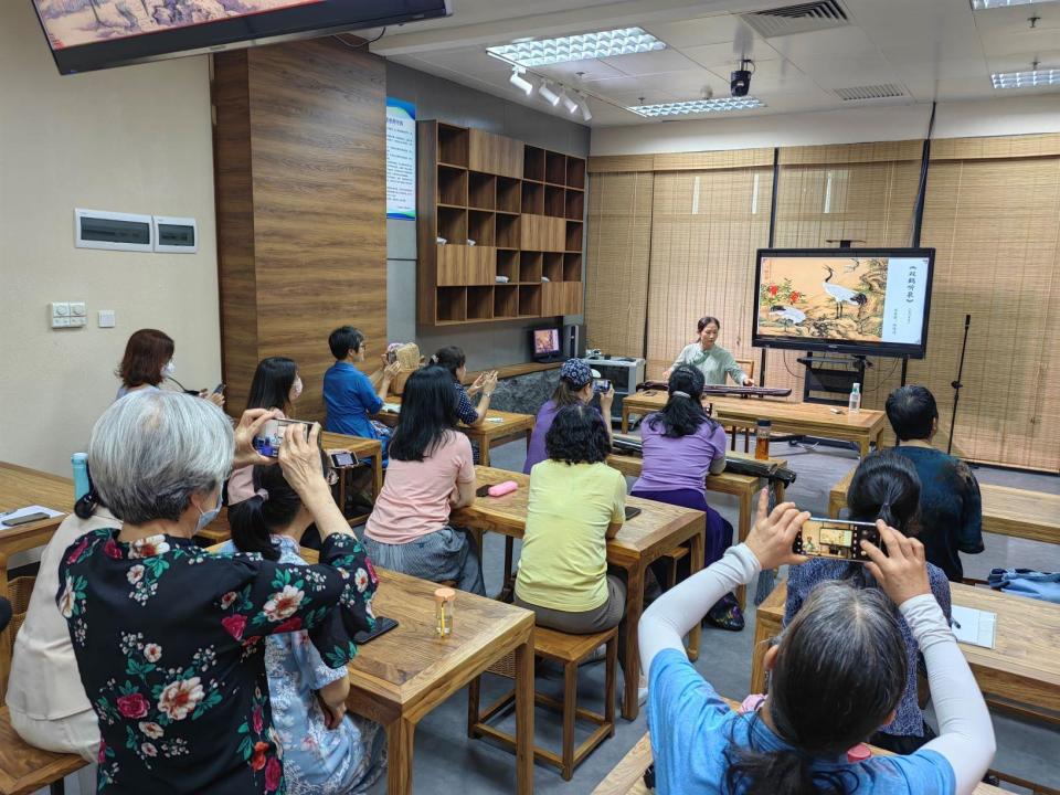 以南粤巾帼园为例,在2024年春季班招生简章中,记者看到,该老年大学共