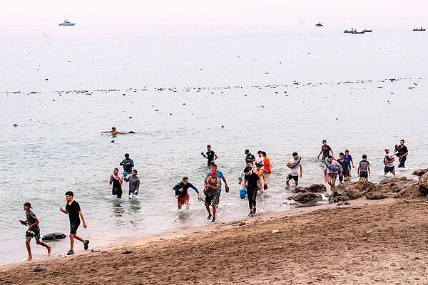 5万名非法移民进入西班牙飞地休达，目前仍有近2000人滞留，法德意等欧盟多国已开始加强边境管控措施_腾讯新闻