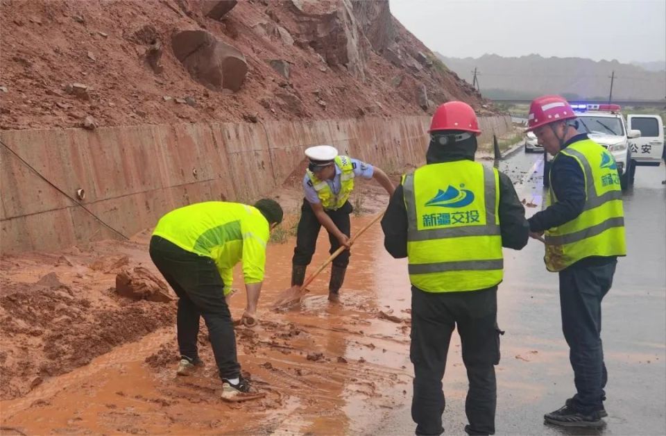 库车交警对独库公路库车段开展隐患排查