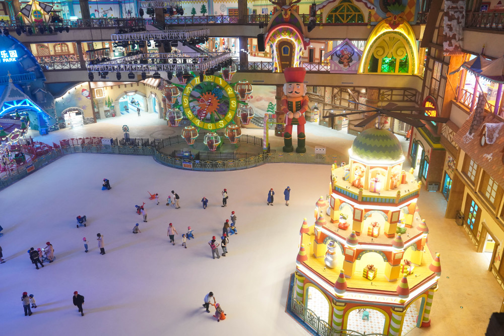 新华社记者 季春鹏 摄6月18日,市民在南通森迪冰雪乐园游玩.