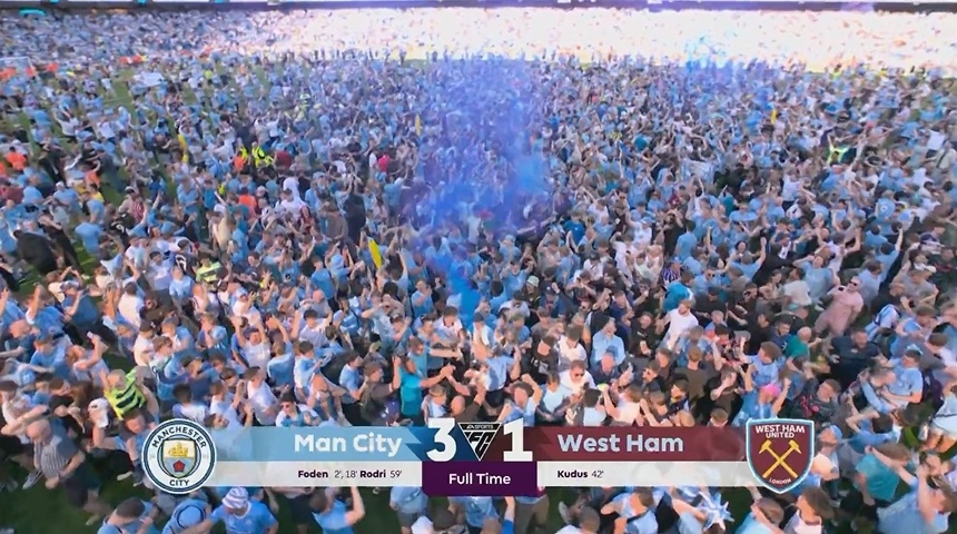 欢乐的海洋!曼城英超4连冠,全场球迷冲入球场庆祝