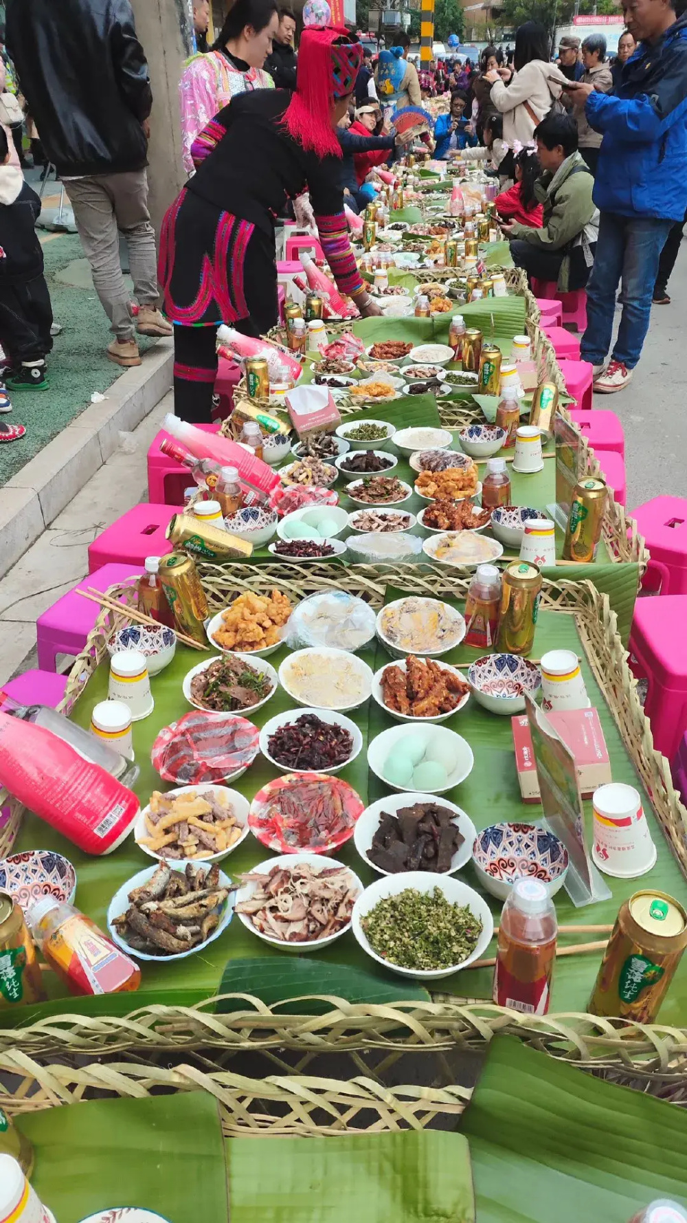 云南省红河州绿春县喜迎哈尼新年 设置宴席四千余桌万人共享长街宴