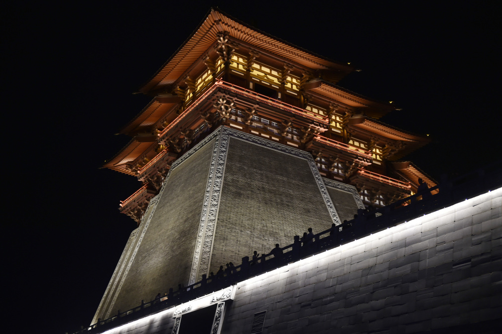 8月11日晚拍摄的洛阳应天门遗址博物馆夜景.