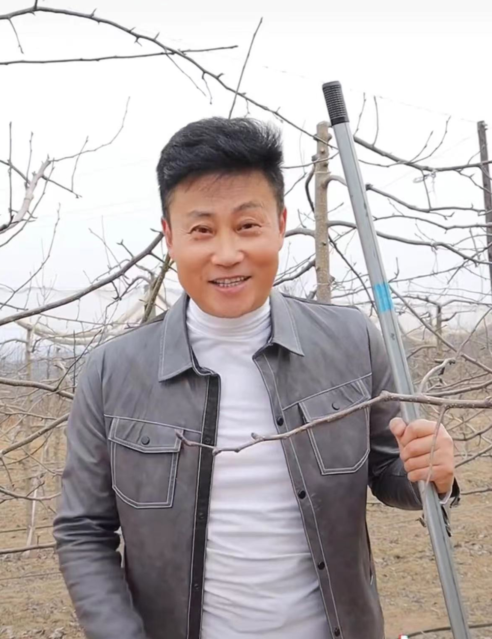 52岁耿为华现身陕西农村,脚踩黄土地干农活,手拿铁锹边铲边高歌_腾讯