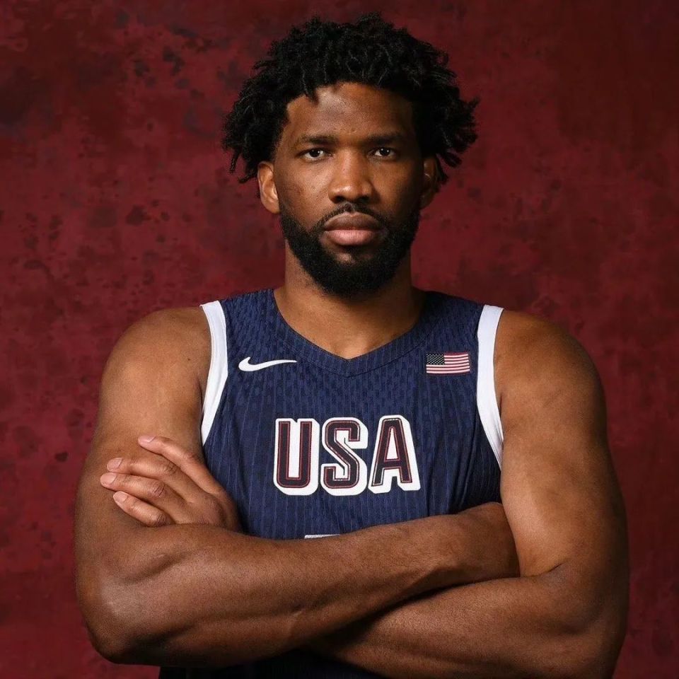 大半夜的,恩比德笑死我了