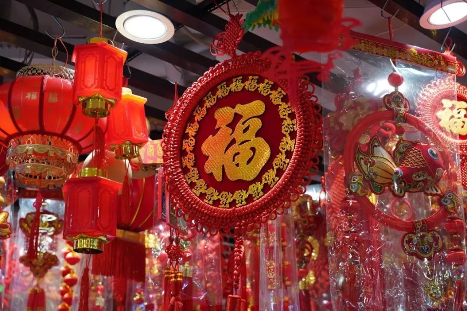 申城街头年味渐浓,春节饰品你买好了吗?