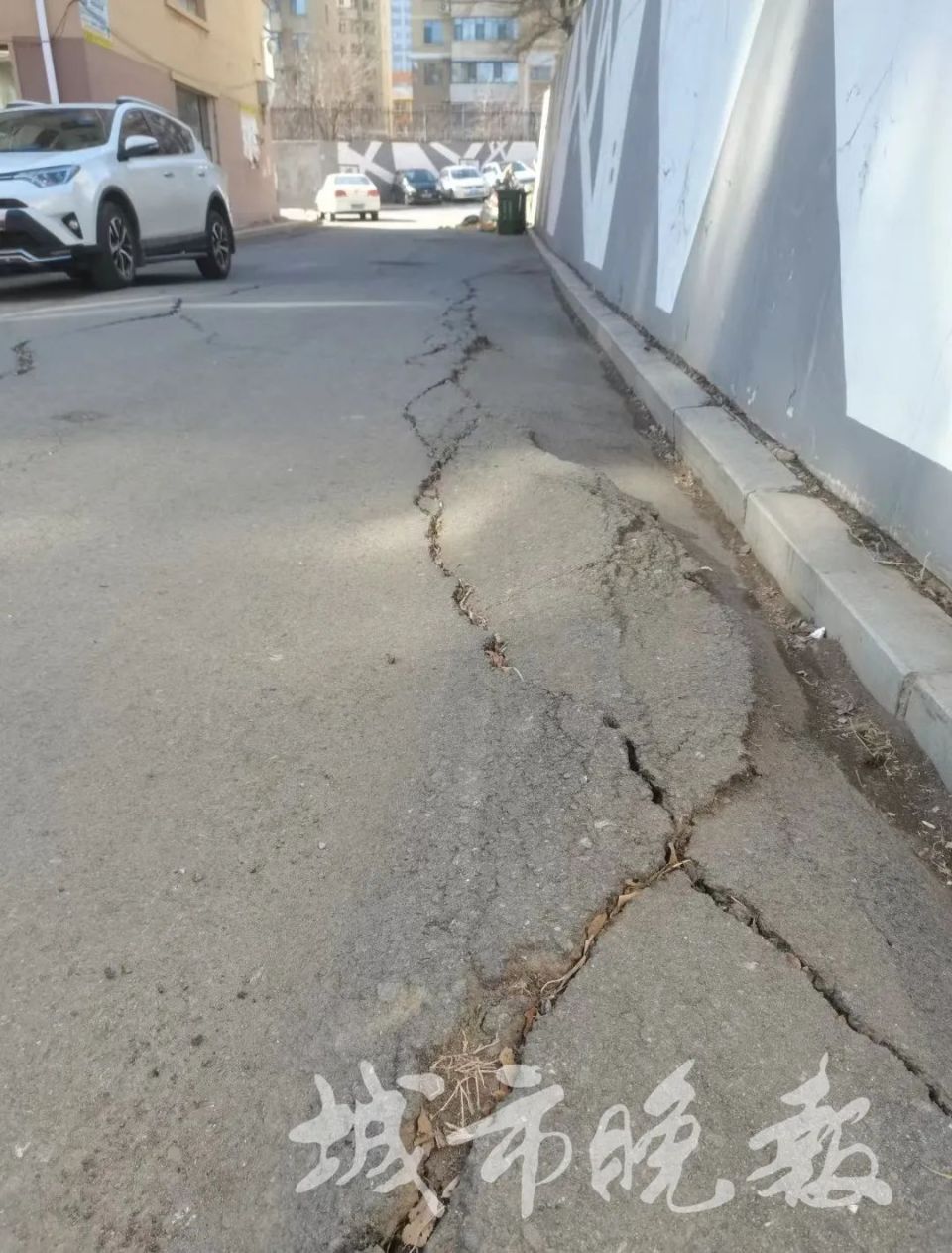 长春一小区路面出现鼓包裂缝翻浆