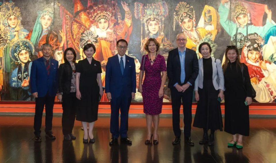 王宁院长会见英国驻华大使吴若兰