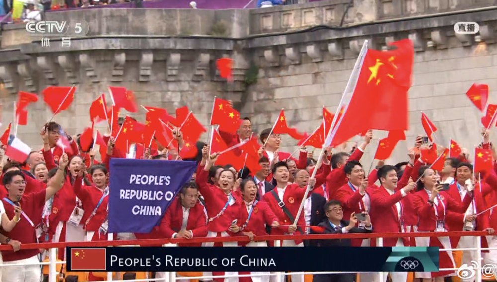 刚刚,塞纳河上中国红!中国体育代表团亮相!