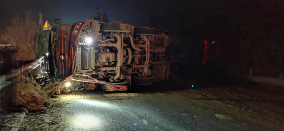 玉林某地一大货车当场侧翻,横占整条车道!