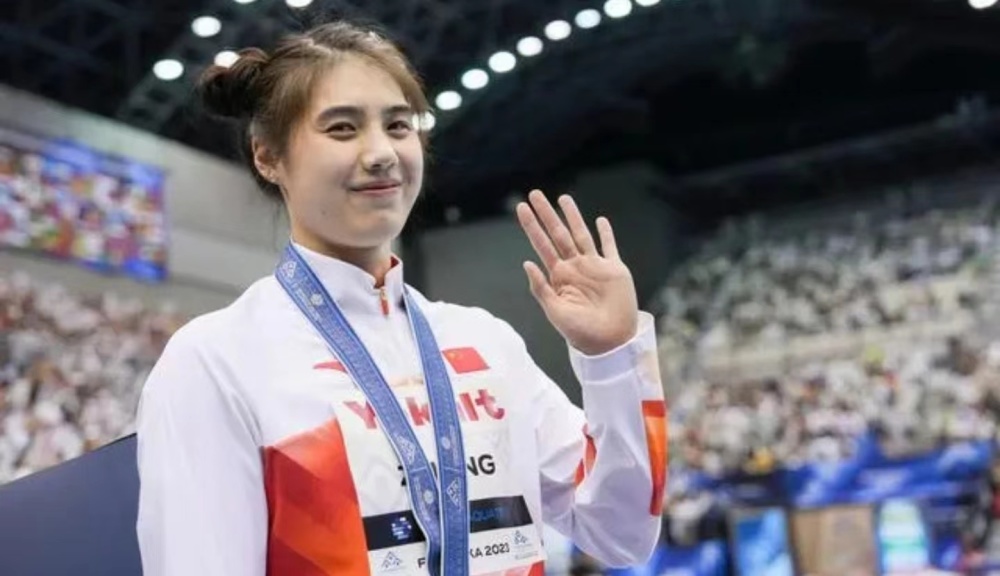 张雨霏接受采访时,还是那样微笑如花,面对镜头笑着说