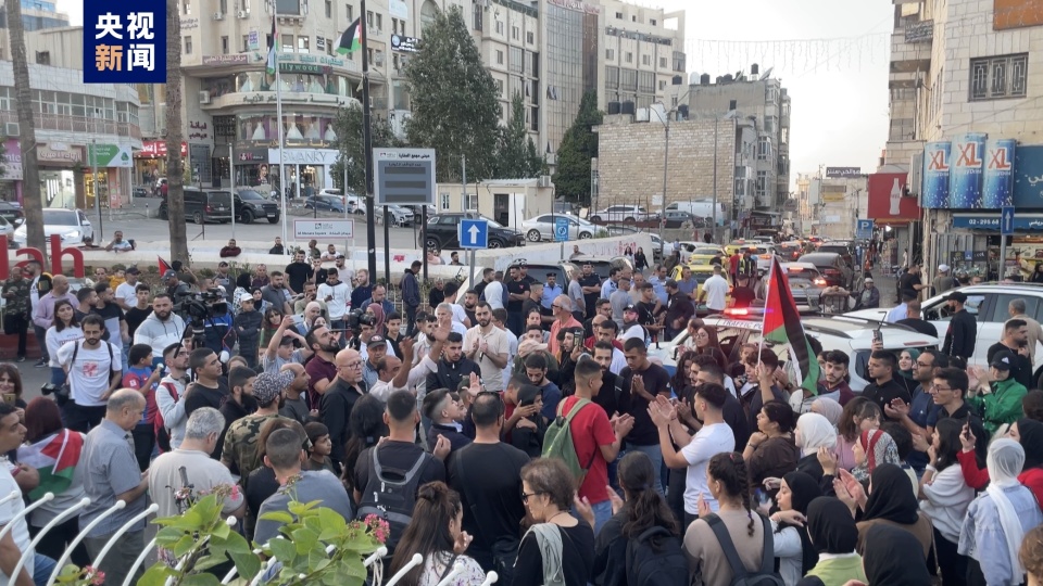 巴勒斯坦民众聚集在约旦河西岸拉姆安拉市中心广场 抗议以军轰炸-腾讯
