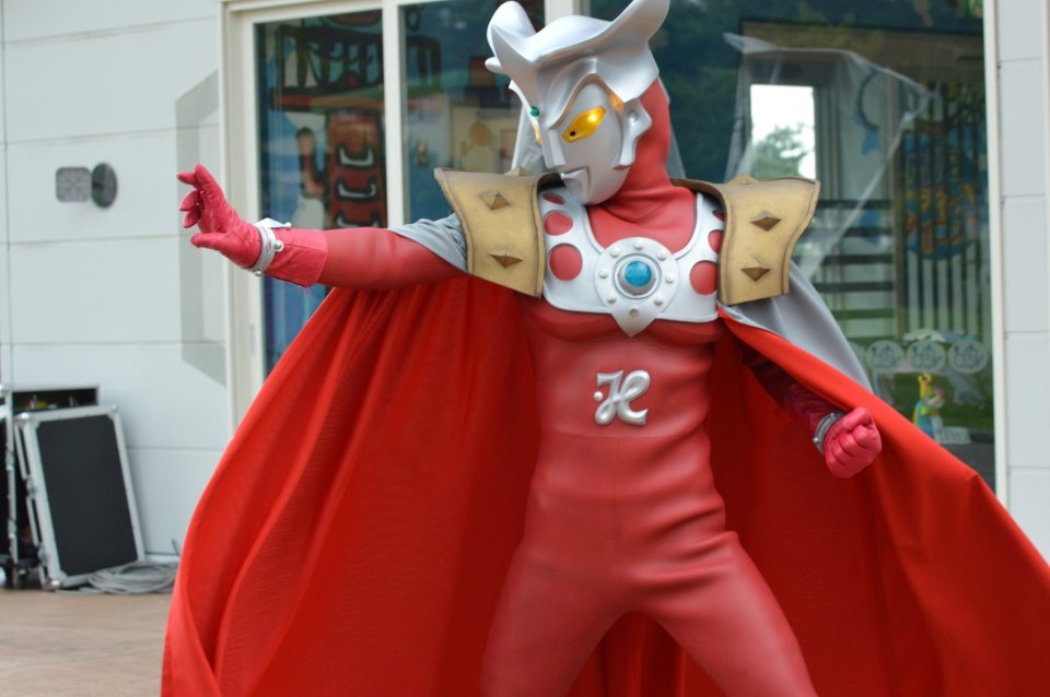 不愧是奥王的左膀右臂 身着披风的雷欧奥特曼这造型太帅气了