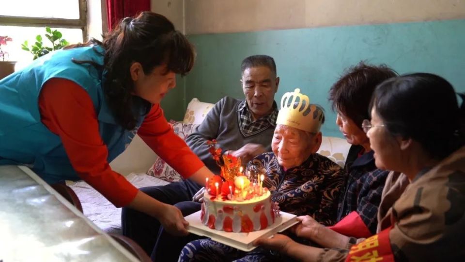 社区干部为百岁老人过生日