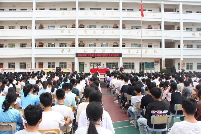 5月15日,平南县公安局交警大队组织民辅警深入武林镇初级中学,开展"知