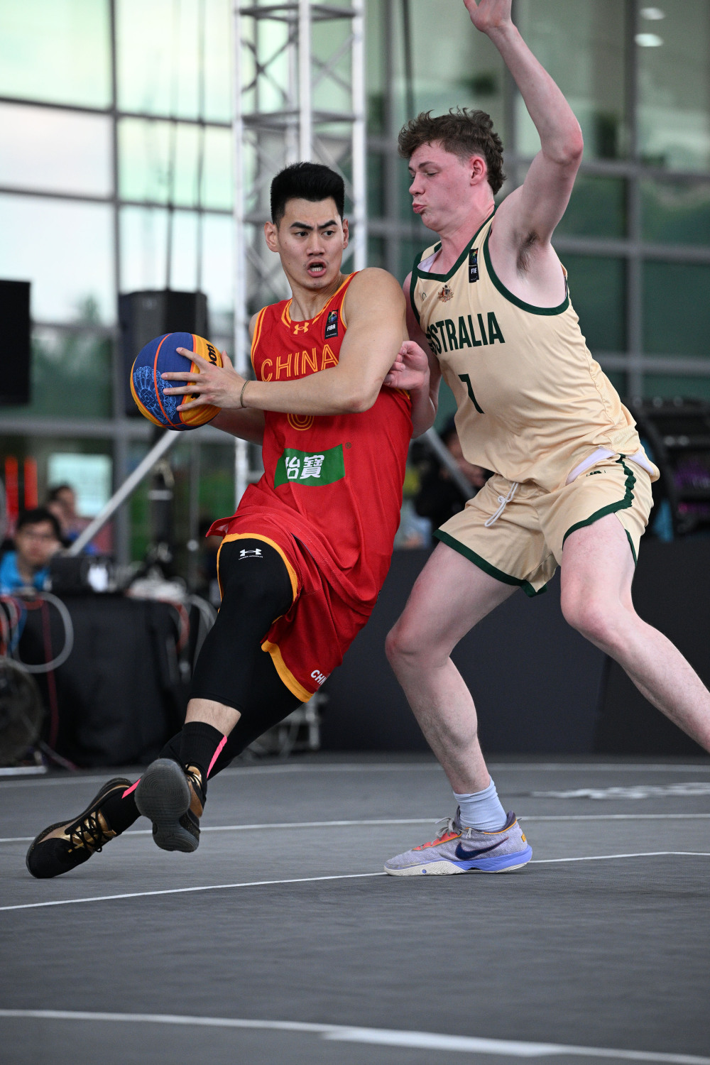 新华社发(邓智炜摄)3月31日,中国队球员朱渊博(右)在比赛中防守