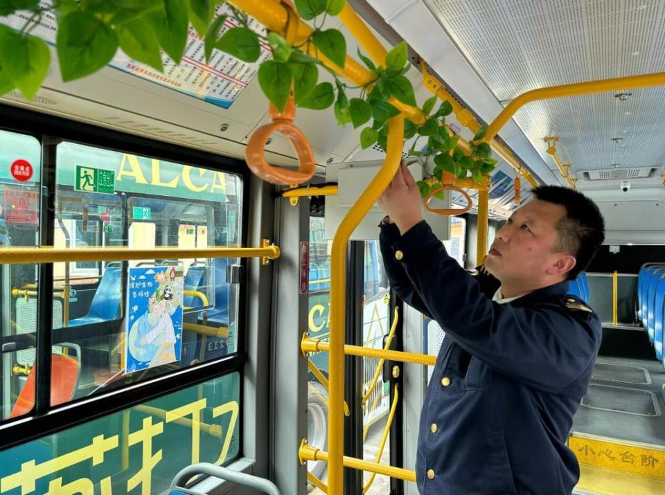 青岛巴士"世界地球日"主题车厢:守护绿色家园,一起"森"呼吸