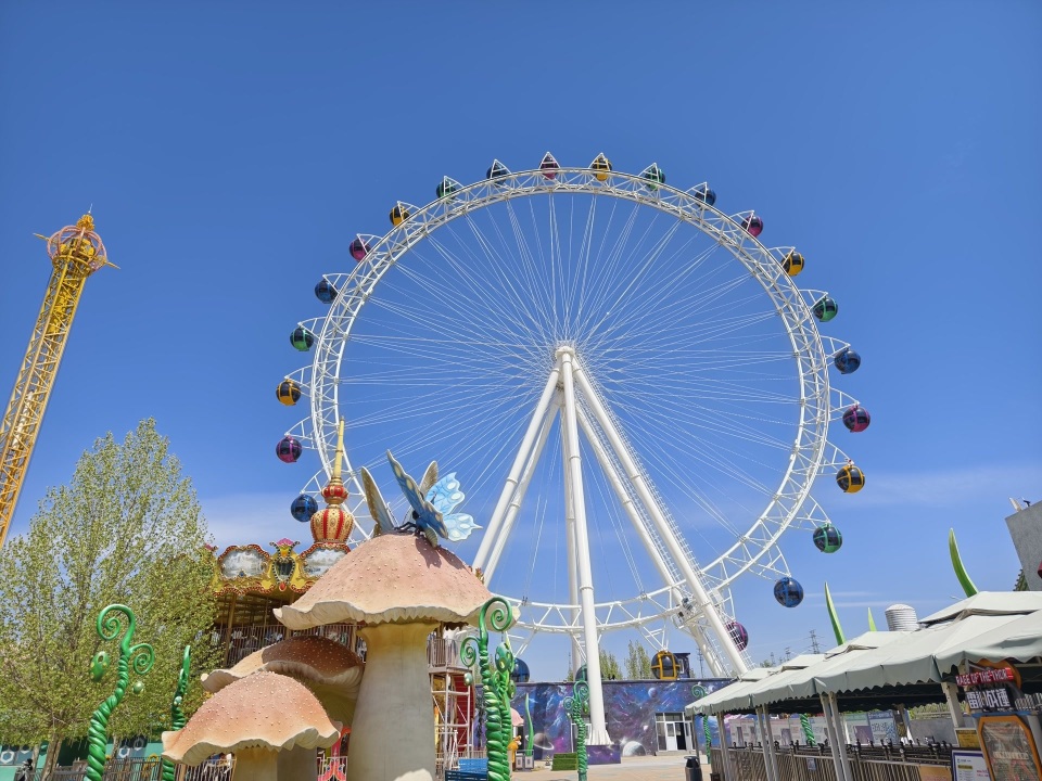 摩天轮外观以太空为主题,与乐多港卡乐星球航天主题一脉相承,游客踏入