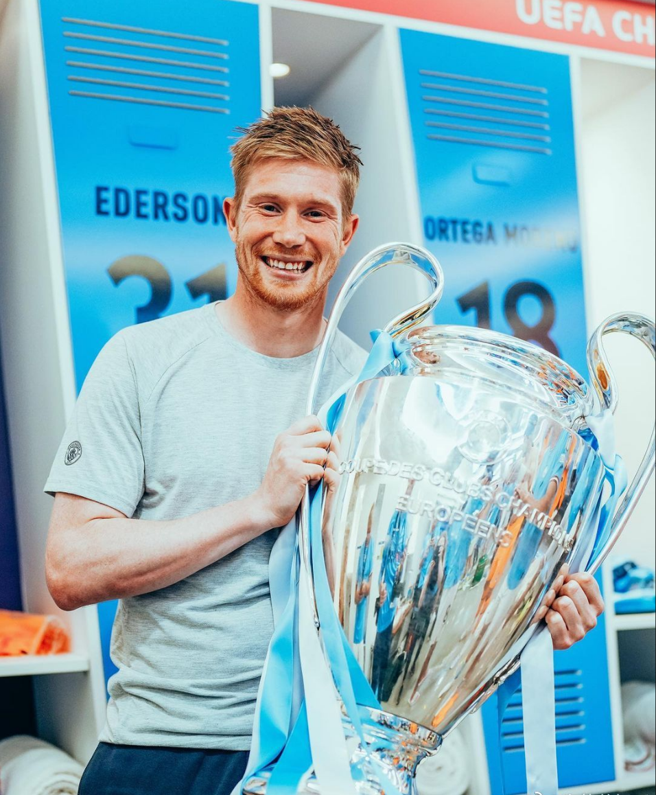 德布劳内赛后领奖绕过大耳朵杯,不敢像队友一样触碰亲吻-腾讯新闻