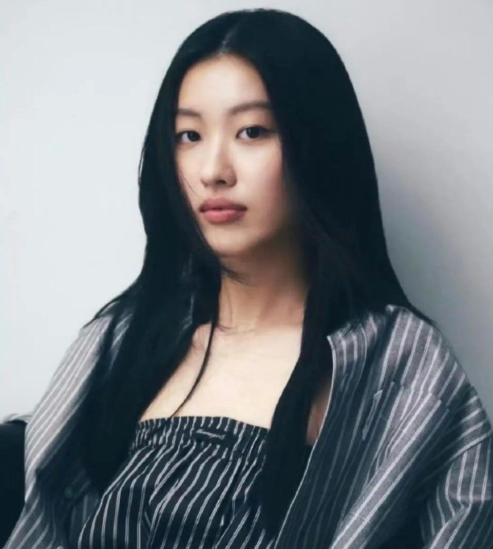 陈奕迅20岁女儿陈康堤出道后首次公开演出，作为开场嘉宾献唱歌曲《doll》