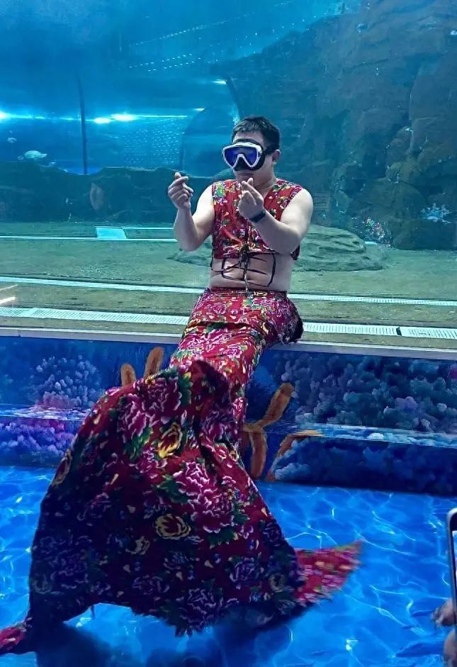 男子穿"大花"扮美人鱼走红,网友戏称"美肚鲨"_腾讯新闻