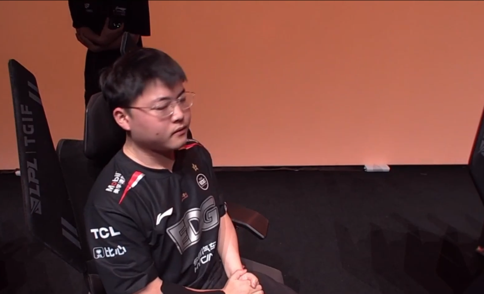 csgo:dank1ng直播间被观众强行碰瓷uzi!