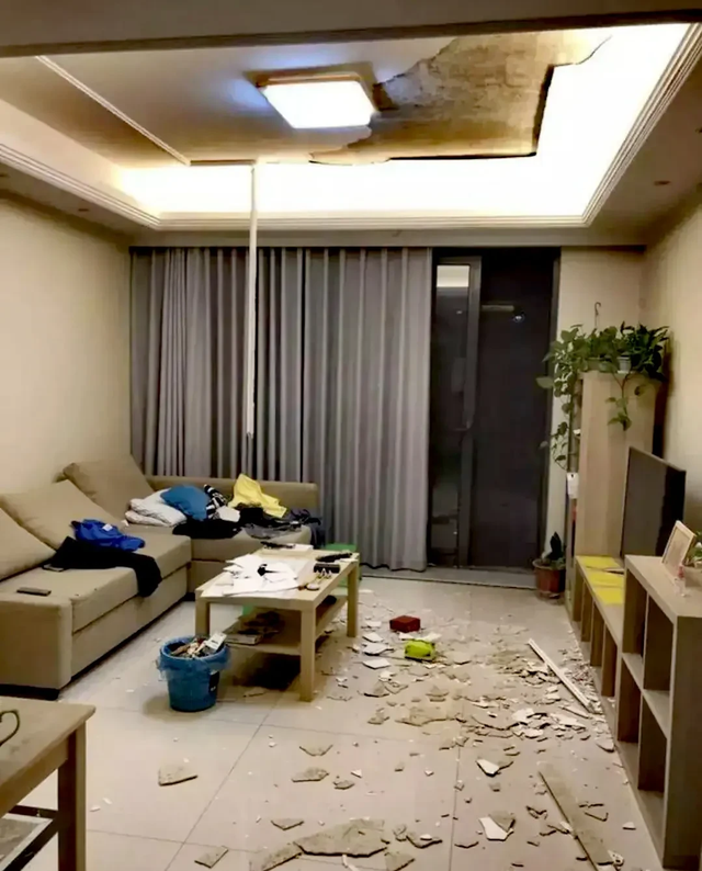 搬进安置房仅1年,多户家中客厅竟突然塌陷了!