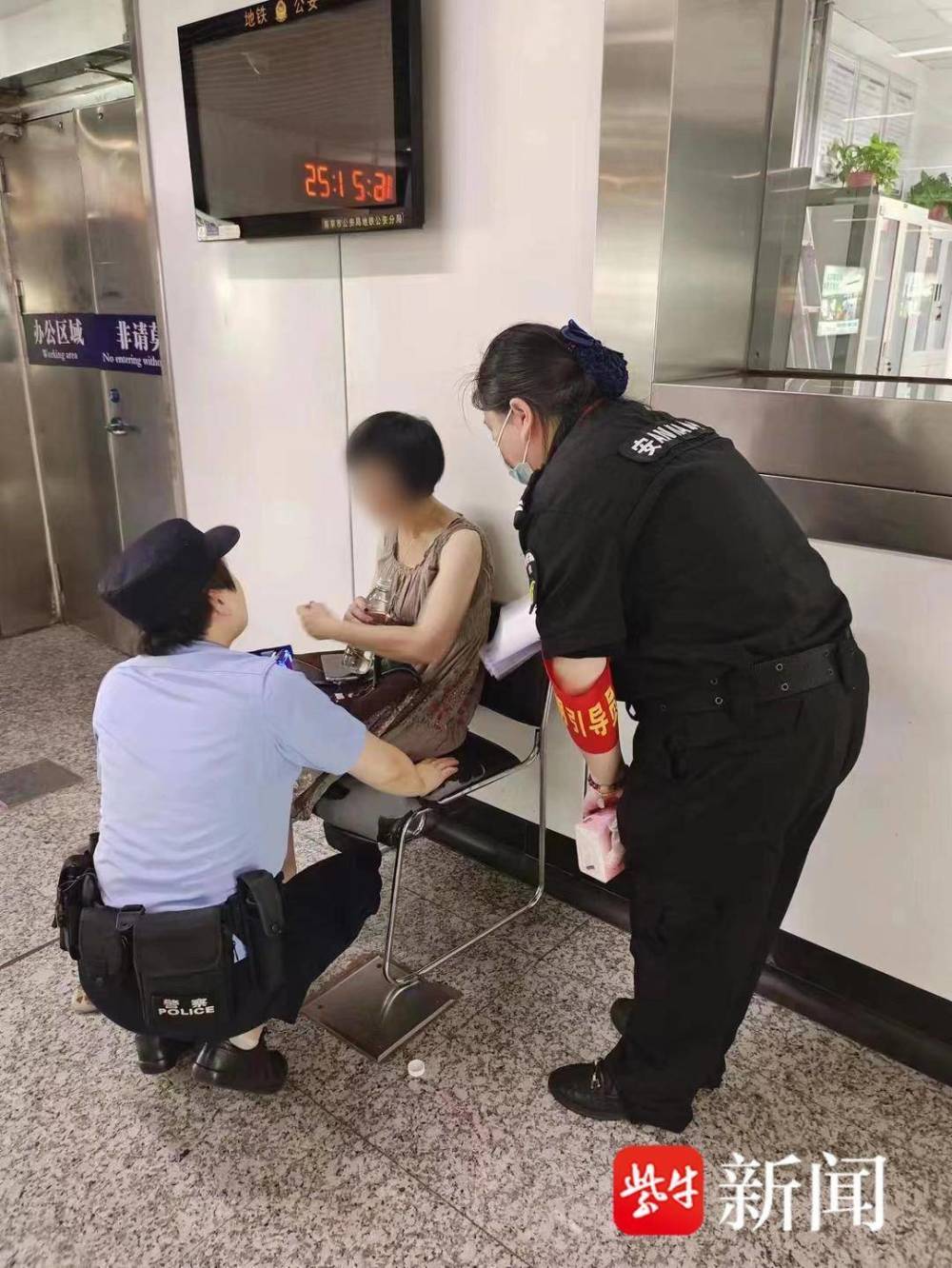 视频地铁上女子突发高血压情绪崩溃，女警安抚“你就把我当女儿”腾讯新闻 1434