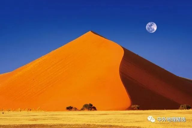 横向沙丘是在风向不断变化的条件下形成的,呈斜交于风向的排列.