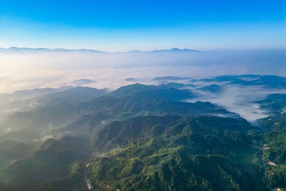 大别山全景图片