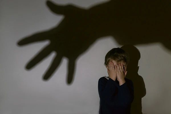 教师违规体罚学生被立案调查，教育惩戒不能逾越底线_腾讯新闻