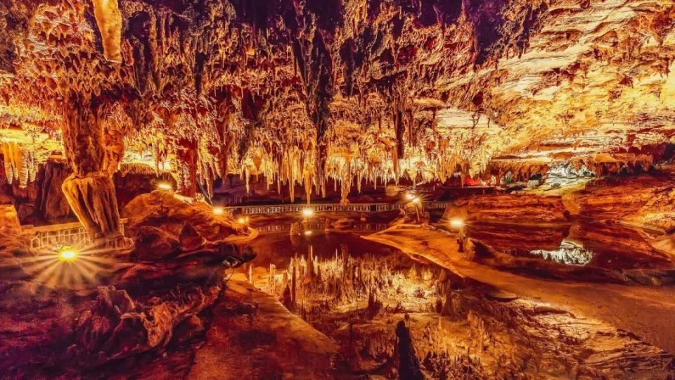 洞内有"南天柱""海底世界"等千姿百态的景观,色彩斑斓,尽显大自然鬼斧