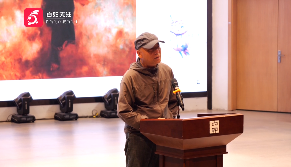 展示了几件2023年捐赠到博物馆的几件藏品,其中有已故黔籍画家尹光中