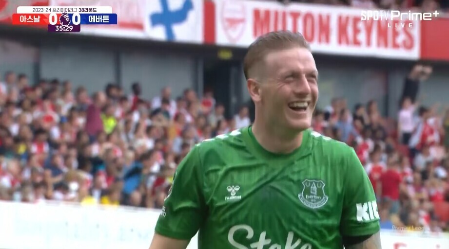 被谁逗笑了?镜头回放给到埃弗顿门将皮克福德,笑得非常灿烂