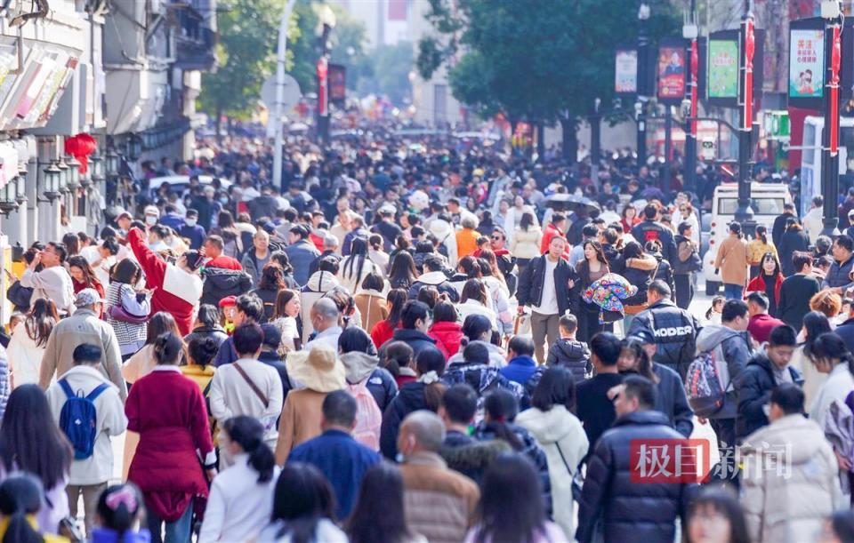 大年初四,阳光明媚,武汉商圈人气旺_腾讯新闻