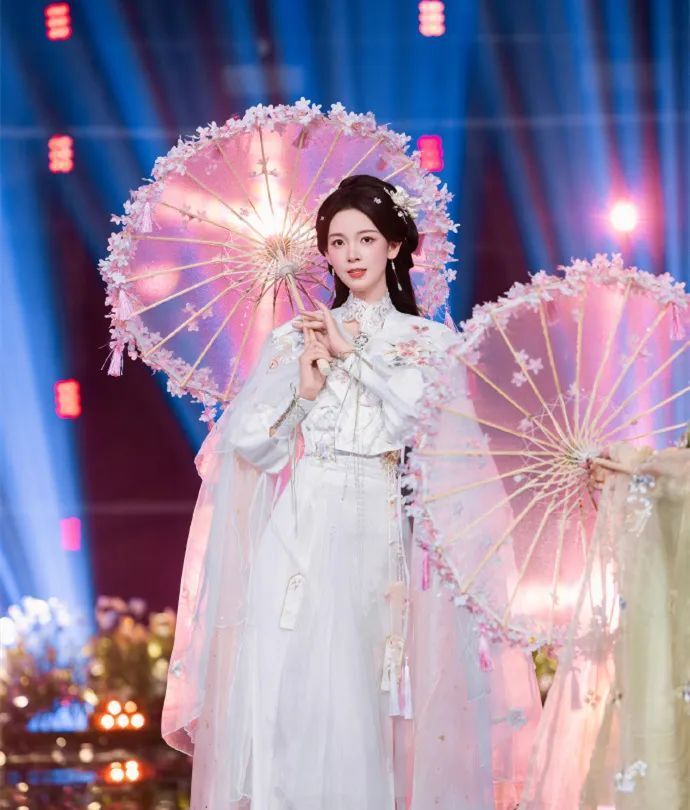 央视网络春晚女明星造型，任敏美出新高度，哈妮克孜化身荷花仙子_腾讯新闻