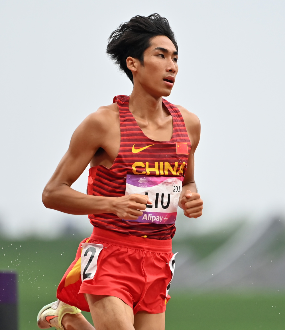 9月30日,中国选手刘德助(右三)在比赛中.新华社记者 江汉 摄