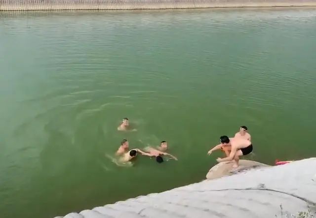 阿消再三提醒大家请大家千万要警惕炎炎夏季,溺水事故多发警示牌和