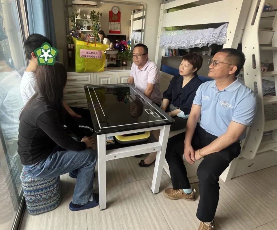 乐从镇副镇长,乐从慈善会理事长罗湘君带队,乐从镇残联理事长刘宇陪同