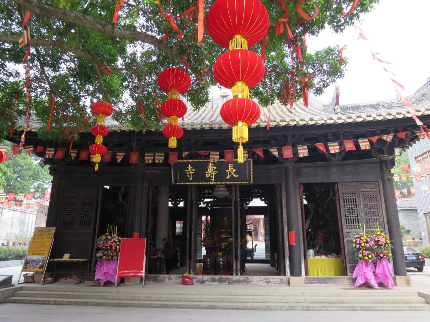 万寿寺位于凤凰山的东南麓,紧邻会仙观.