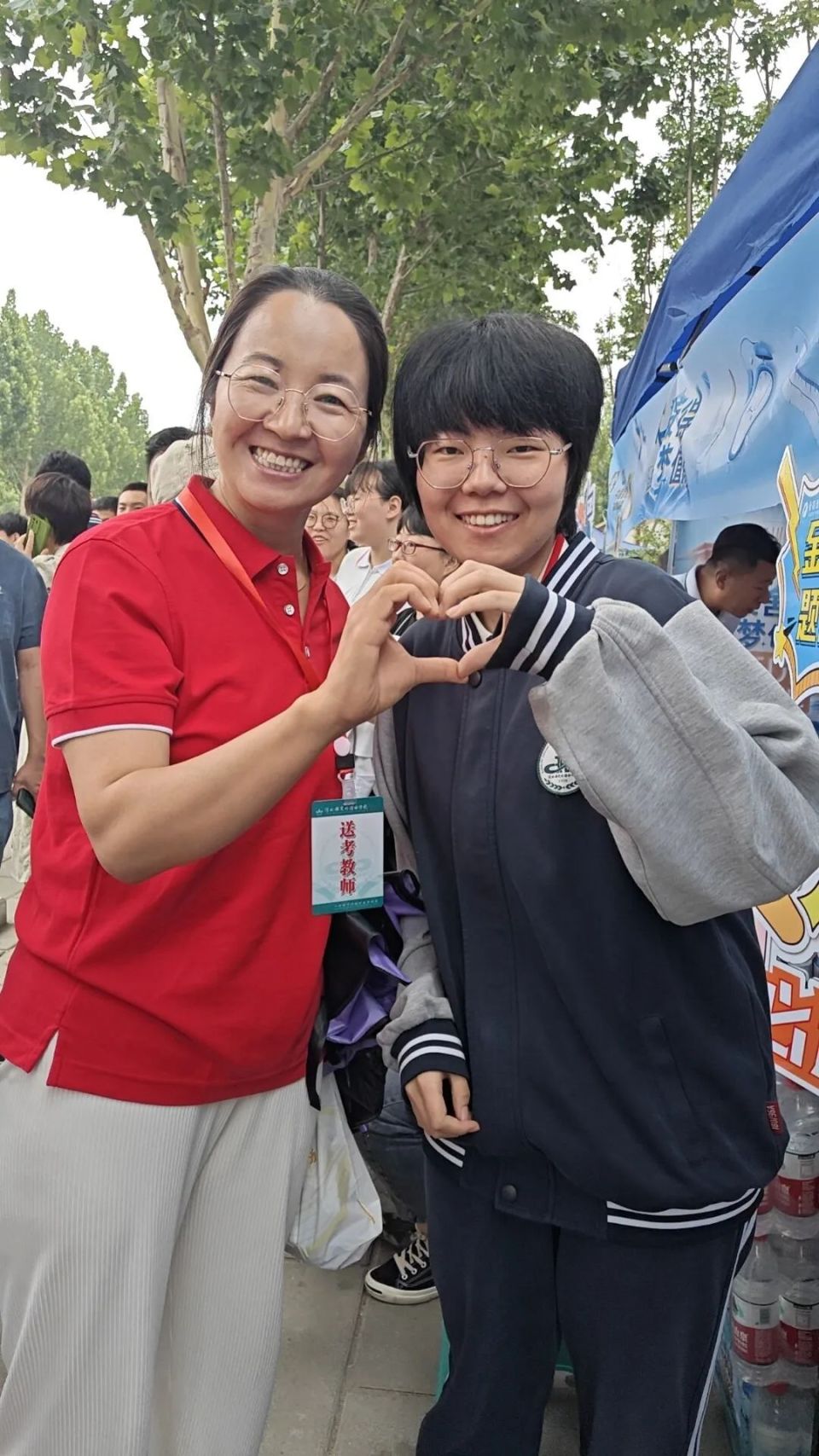 王福海 摄保定二中送考教师在安检前为学生"点赞".