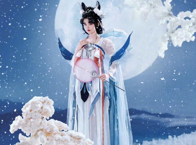 杨超越cos嫦娥备受好评,因戴六斤重的假发爆火,网友:建模脸太美了!