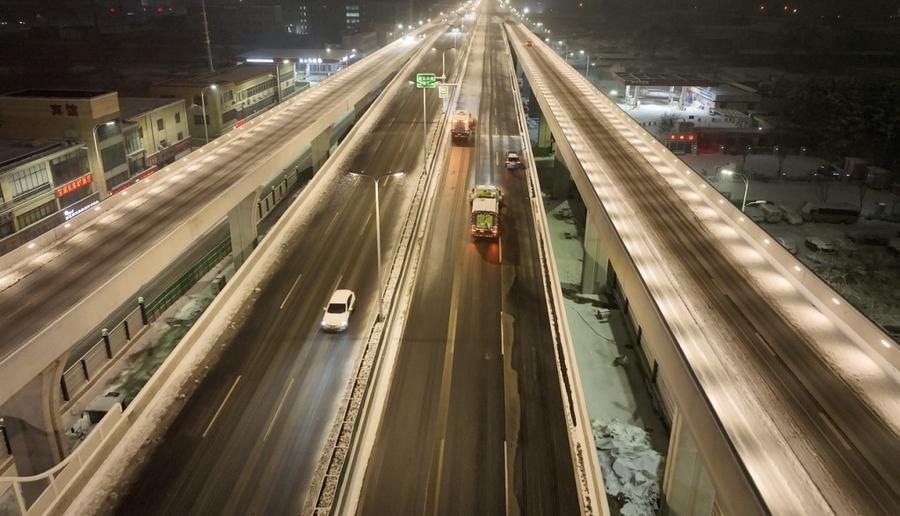 重庆高架路主次干道连夜完成清雪,车辆可正常通行_腾讯新闻