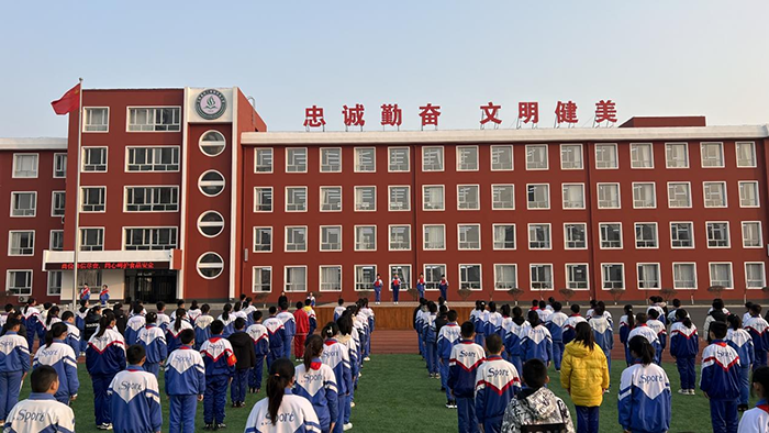 近日,刘二堡镇河北小学举行新校区第一次升旗仪式.