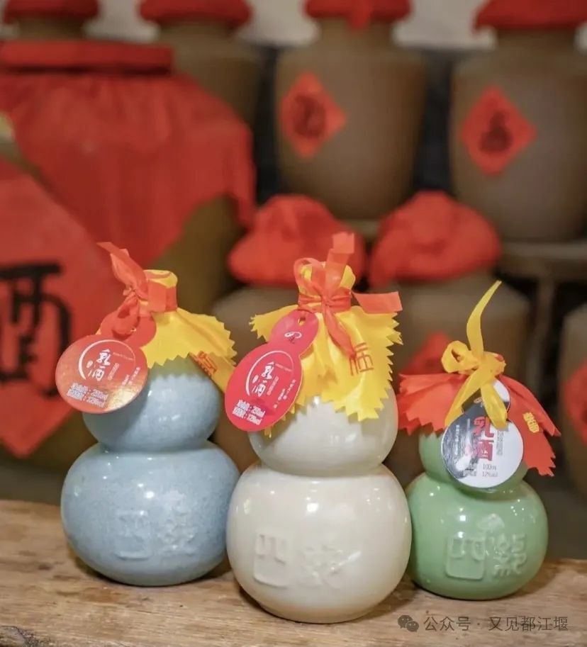 该酒色如碧玉,浓似乳汁,醇香爽口