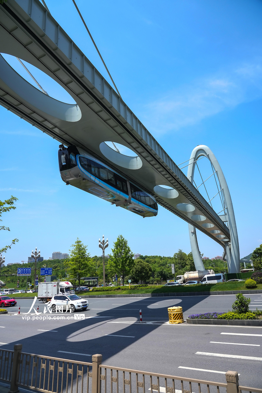 湖北武汉首列商用空轨列车试跑预计今年内开通营运