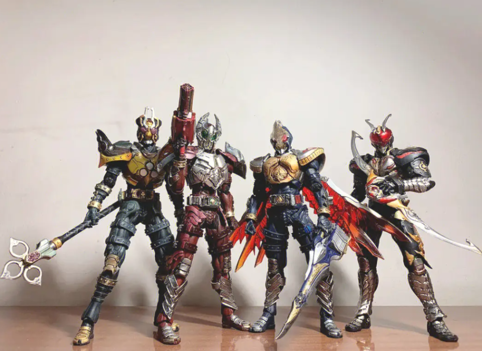 假面骑士剑四大帝皇形态同台登场帝皇剑的皮套进行了重做