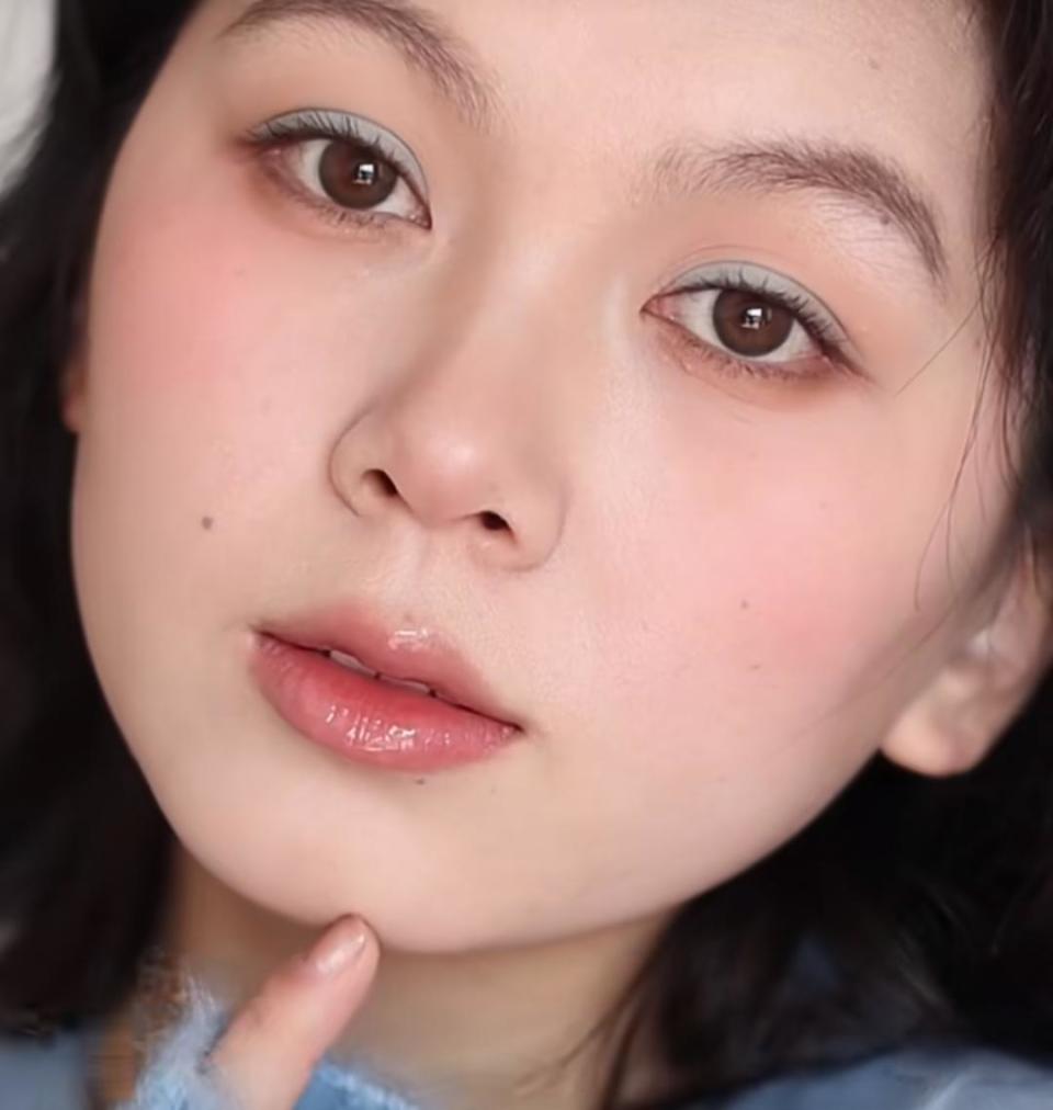 蒋老狮如果你有放大双眼的需求,那么可以画双层眼线,一层深色来加深